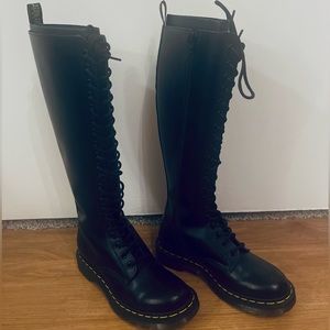 20 eyes lid Dr. Martens with Zipper